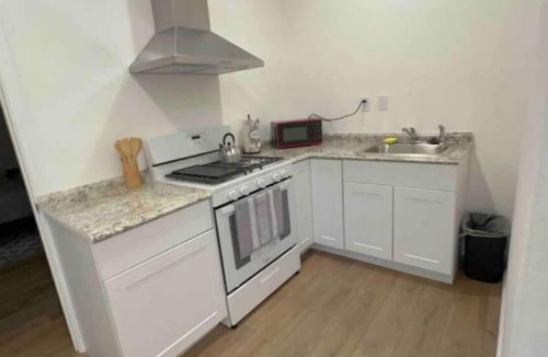 Tracy Apartment | Private Guesthouse for 4 - EV, Pool, Kitchen, Fast Wi-Fi