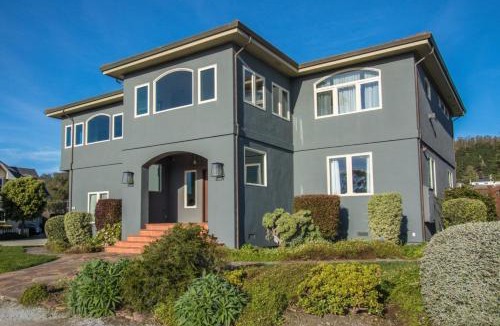 El Granada House | Private Home with Breathtaking Ocean Views - walk to Beaches Restaurants