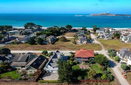 El Granada House | Private Home with Breathtaking Ocean Views - walk to Beaches Restaurants