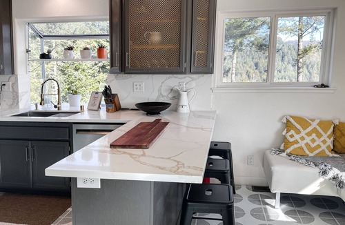 Santa Rosa House | Private retreat with breathtaking views & hot tub - 10 min to downtown Calistoga