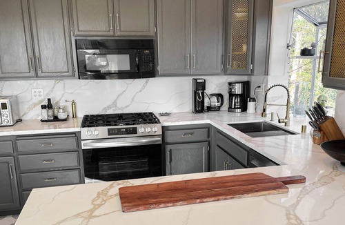 Santa Rosa House | Private retreat with breathtaking views & hot tub - 10 min to downtown Calistoga
