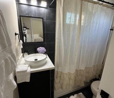 Woodlake House | Private Studio, Near DT & Cal Expo, Free Parking