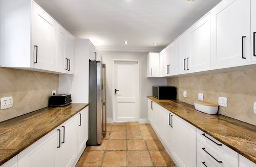 Constantia House | Protea - Pinoak Self-catering Cottages