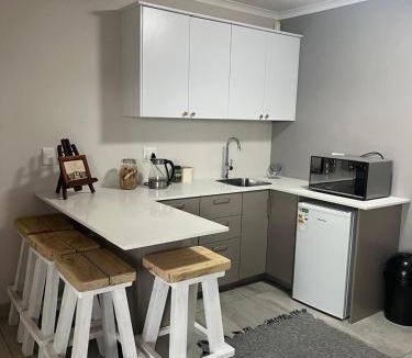 Glentana Apartment | Purple pot