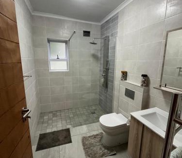 Glentana Apartment | Purple pot