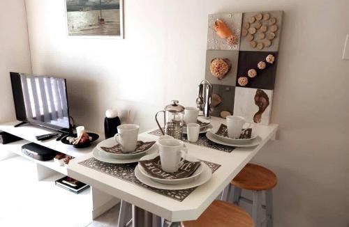 West Bank Apartment | PYRAMID HOUSE BY THE SEA