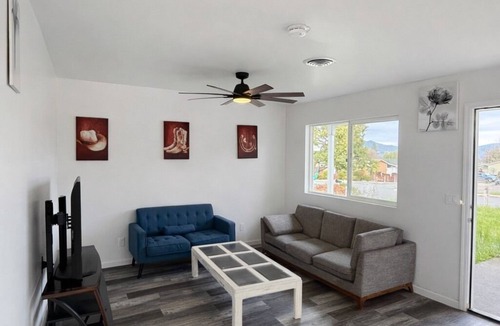 Willits House | Quaint 4-bedroom house in charming Willits perfect for families