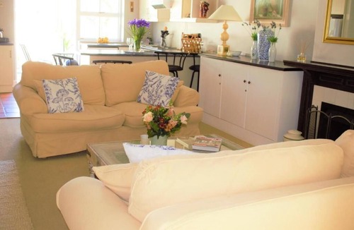 Franschhoek Cottage | Quaint family home close to Tram terminal