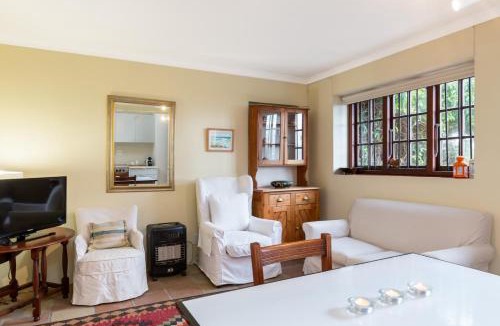 Kalk Bay Apartment | Quarterdeck Cottage Kalk Bay - No Load Shedding