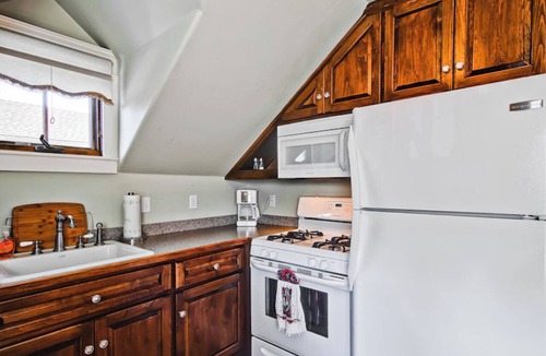 Paso Robles House | Queen Suite + In-Unit Laundry | Steps to Vine Street District | Huston's Attic