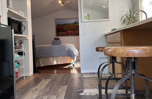 Aptos Apartment | Quiet Cozy Cottage Walk to the Beach