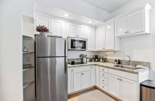 North Oak Park Apartment | Quiet, gated, updated Apt next to UC Davis Medical Center