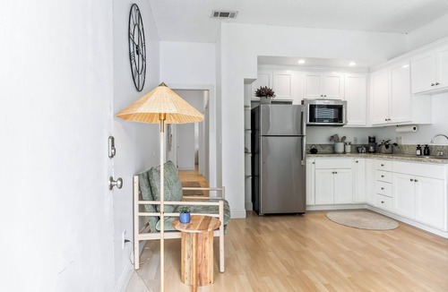 North Oak Park Apartment | Quiet, gated, updated Apt next to UC Davis Medical Center