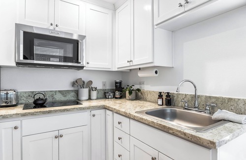 North Oak Park Apartment | Quiet, gated, updated Apt next to UC Davis Medical Center