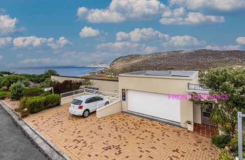 Fish Hoek Apartment | Quiet, Newly Remodeled Apt with Beautiful Views of False Bay with Full Kitchen