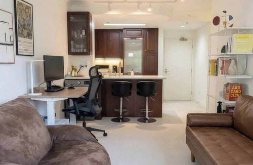 North Beach Condo | Quiet North Waterfront 1BR · WFH Setup · in-unit W/D · 24/7 Doorman, Gym, Sauna