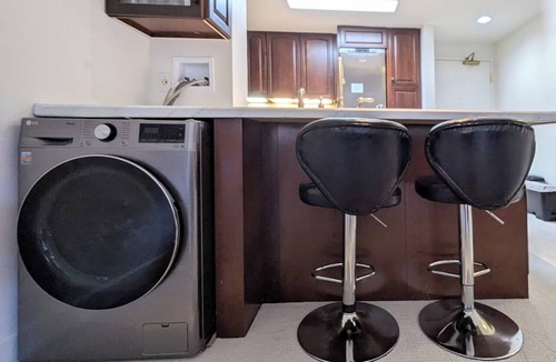 North Beach Condo | Quiet North Waterfront 1BR · WFH Setup · in-unit W/D · 24/7 Doorman, Gym, Sauna
