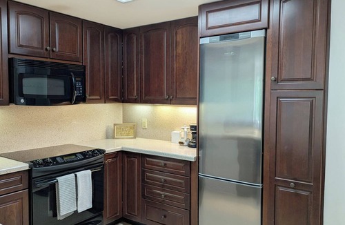 North Beach Condo | Quiet North Waterfront 1BR · WFH Setup · in-unit W/D · 24/7 Doorman, Gym, Sauna
