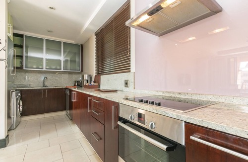 Sandown Apartment | Raphael Penthouse | Square and Mall and Pool Access