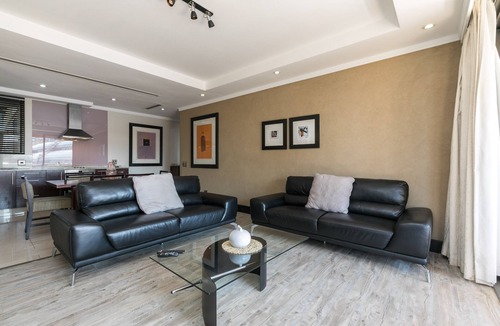 Sandown Apartment | Raphael Penthouse | Square and Mall and Pool Access