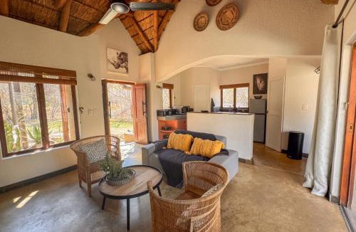 Hoedspruit House | Raptors Lodge - NXALATI