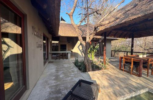 Hoedspruit House | Raptors Lodge - NXALATI