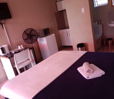 Soshanguve House | Rasesa Guesthouse