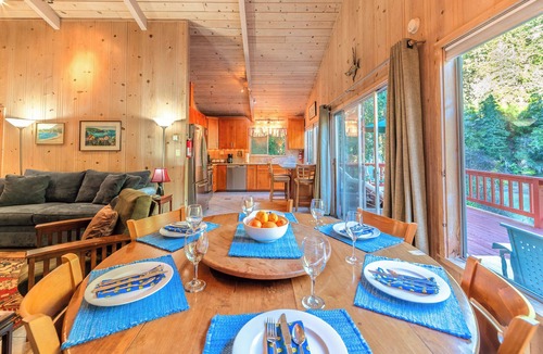 Northwood House | Redwood Cabin w/River Views~Guerneville~Golf & Playcation~Aunt G’s