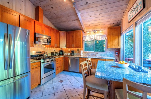 Northwood House | Redwood Cabin w/River Views~Guerneville~Golf & Playcation~Aunt G’s