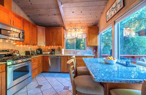 Northwood House | Redwood Cabin w/River Views~Guerneville~Golf & Playcation~Aunt G’s