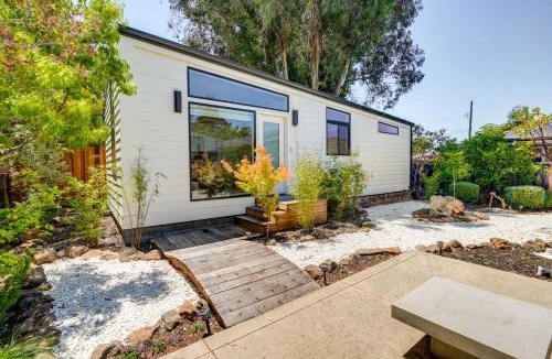 Roosevelt House | Redwood City Escape with Big-Screen TV!