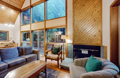 Mendocino House | Redwood Rest Getaway - Cedar Home with Loft & Deck