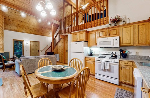 Mendocino House | Redwood Rest Getaway - Cedar Home with Loft & Deck