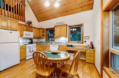 Mendocino House | Redwood Rest Getaway - Cedar Home with Loft & Deck