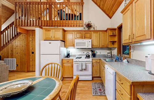 Mendocino House | Redwood Rest Getaway - Cedar Home with Loft & Deck