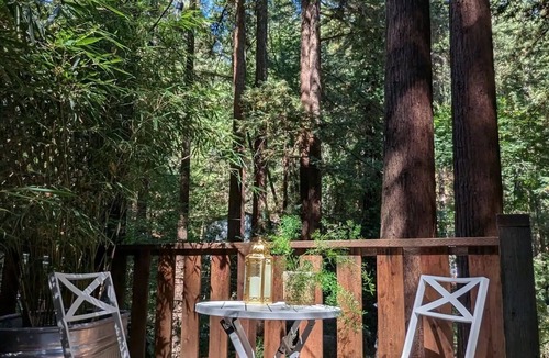 Rio Nido Cottage | Redwood Treehouse-2 beds 1.5 bath-700 sq ft-Full Kitchen-Laundry-Desk WiFi-Decks