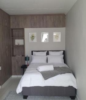 Edenvale House | Refresh Cottage near OR Tambo Airport & Greenstone