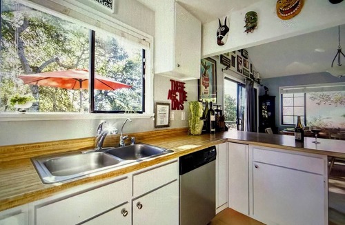 Santa Rosa House | Rejuvenate in the Zen Bath: Close to everything yet so far away!