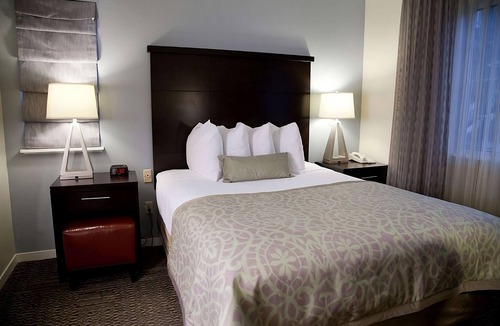 San Bruno Hotel | Relax and Unwind! 2 Spacious Units, Free Breakfast, Outdoor Pool, Pet-friendly!