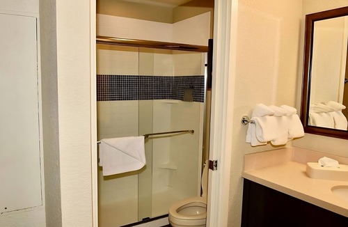 San Bruno Hotel | Relax and Unwind! 2 Spacious Units, Free Breakfast, Outdoor Pool, Pet-friendly!