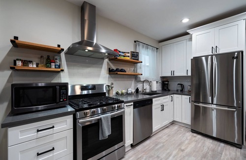 Prescott House | Relax at a Charming West Oakland Victorian