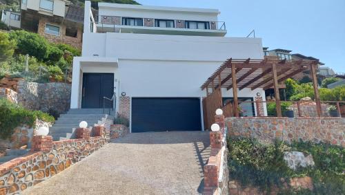 Glencairn Apartment | Relax,Revive,Reset & enjoy the sounds of the sea!