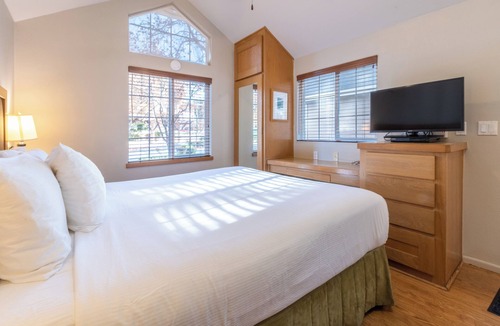 Napa Hotel | Relaxation in Napa Valley! 2 Spacious Units, Swimming Pool, Free Parking!