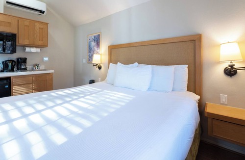 Napa Hotel | Relaxation in Napa Valley! 2 Spacious Units, Swimming Pool, Free Parking!