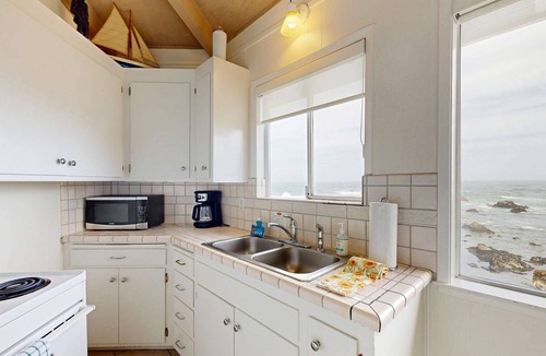 Fort Bragg House | Relaxing Oceanfront Retreat with Hot Tub