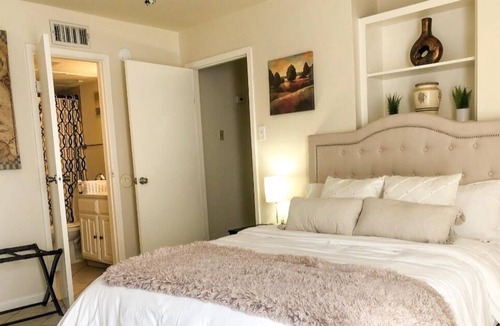 Woodforest Condo | Relaxing Queen Bed Suite/25 Minute Away From Downtown