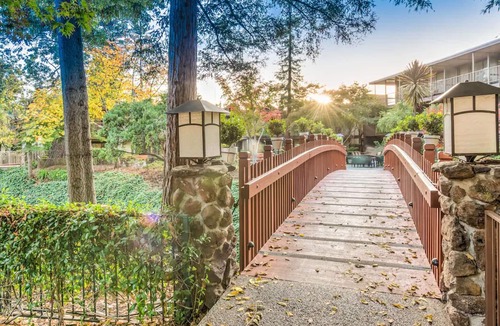 Barron Park Hotel | Relaxing Unit with Outdoor Heated Pool, Free Parking & Breakfast Near Stanford