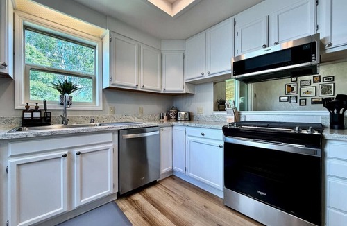 West Sacramento House | Remodeled Minutes to Sutter Park & Golden One