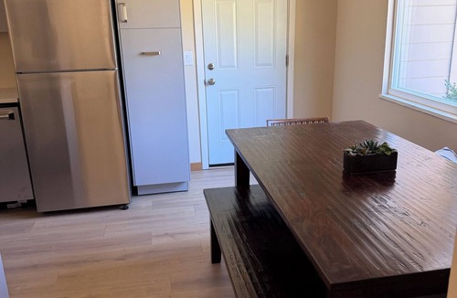 Davis House | Renovated & reclaimed Cozy Downtown Davis House