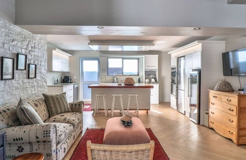 Voelklip House | Reservoir House | Elegant design | Easy living!